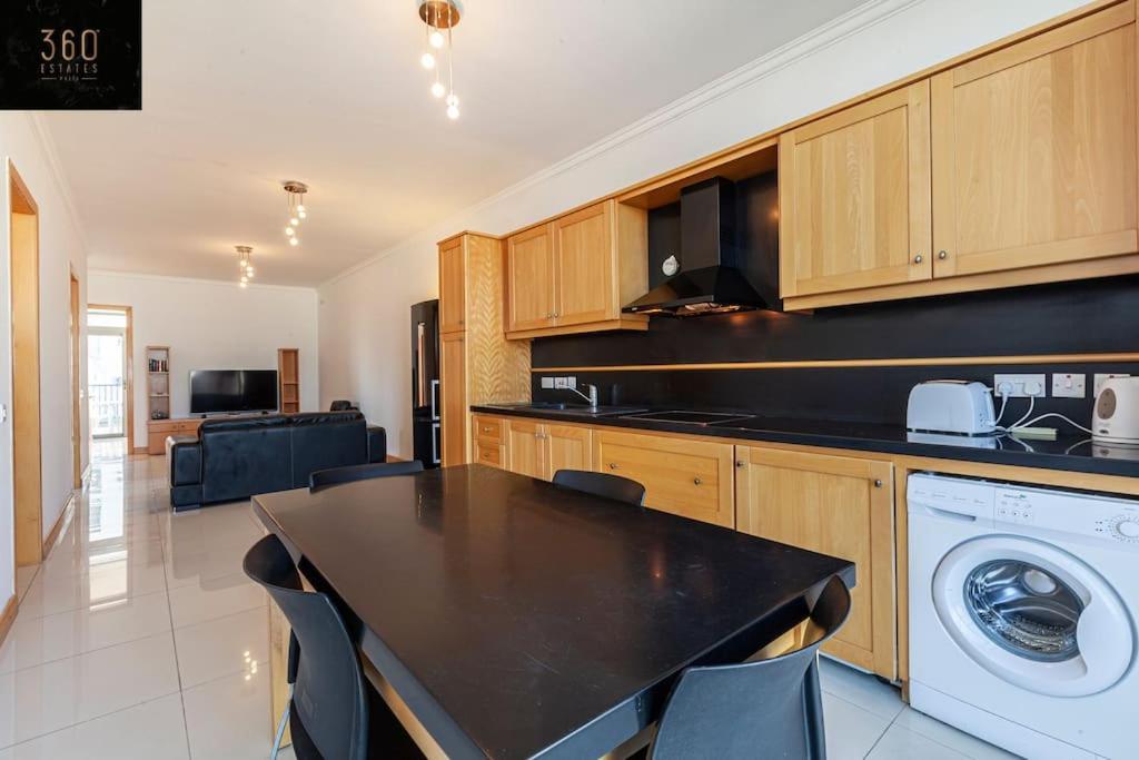 Comfortable Penthouse, Served With Lift, Wifi & Ac By 360 Estates Gzira Exterior foto